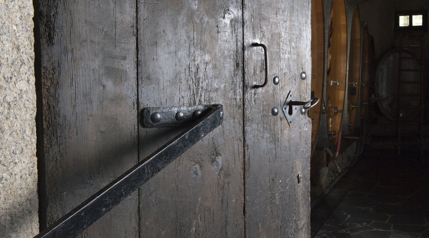 Porte cave des tonneaux sombre